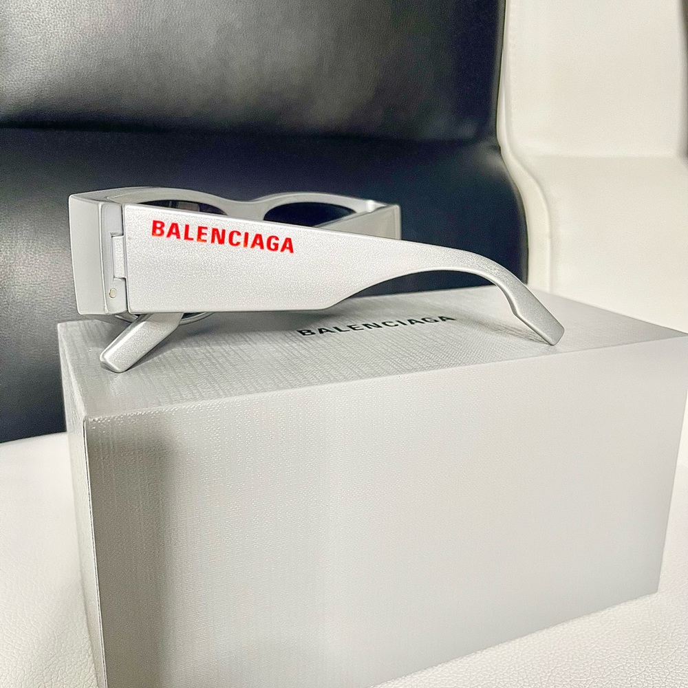 Balenciaga
BB 0100S LED FRAME LIMITED EDITION
Silver/silver (002 SD)